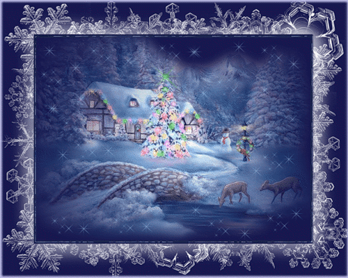 Grote kerstanimatie van een kerstboom - Besneeuwd huis met een kerstboom met gekleurde lichtjes, een brug over een beek, een kerstkrans aan een lantaarnpaal en twee rendieren in de sneeuw
