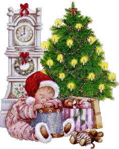 Middelgrote kerstanimatie van een kerstboom - Jongentje met kerstmuts en kerstcadeaus ligt te slapen voor de kerstboom met daarnaast een grote staande klok