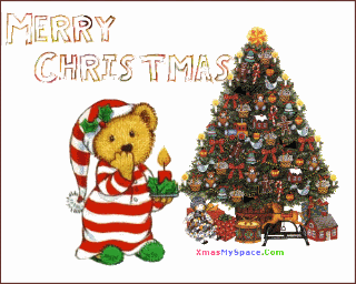 Middelgrote animatie van een kerstwens - Merry Christmas met een beertje met een kaars in de hand naast een grote kerstboom