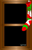 Mini animatie van een kerstsok - Een kerstsok hangt voor het raam terwijl het buiten sneeuwt