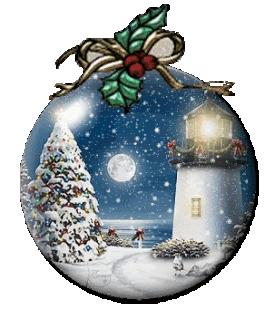 Middelgrote animatie van een sneeuwglobe - Kerstbal met daarop een besneeuwde kerstboom met gekleurde kerstverlichting naast een witte vuurtoren bij volle maan