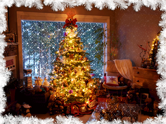 Grote kerstanimatie van een kerstboom - Verlichte kerstboom staat voor het raam terwijl het buiten sneeuwt omgeven door een lijst van witte sparrentakken