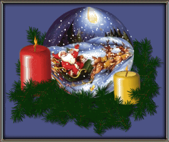 Grote kerstanimatie - Sneeuwglobe met twee brandende kaarsen en de Kerstman met zijn arrenslee die getrokken wordt door vier rendieren