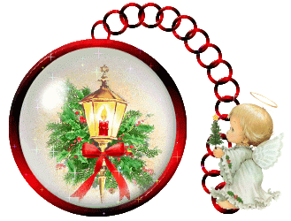Middelgrote animatie van een kerstengel - Lantaarn met daarin een brandende rode kaars, aan de lantaarn zit een rode strik met kerstgroen en er is een engeltje