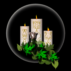 Middelgrote kerstmis animatie van een kerstkaars - Drie brandende witte kaarsen in een globe met een witte roos en groene bladeren
