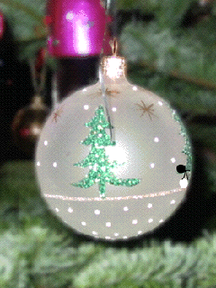 Middelgrote kerstmis animatie van een kerstbal - Grijze kerstbal met een poppetje dat een sneeuwpop maakt