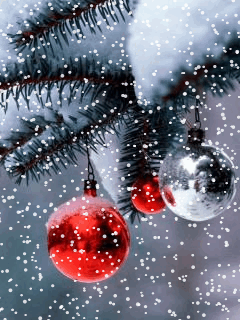 Middelgrote animatie van sneeuw - Twee rode en een zilverkleurige kerstbal hangen buiten aan een besneeuwde kerstboom terwijl het sneeuwt