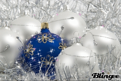 Grote kerstanimatie van een kerstbal - Vijf zilverkleurige kerstballen en een blauwe kerstbal in het midden met witte sterretjes