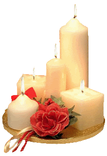 Middelgrote kerstmis animatie van een kerstkaars - Vijf brandende witte kaarsen met een rode roos