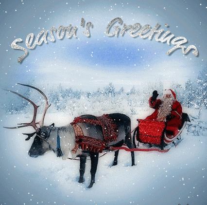 Grote animatie van een rendier - Seasons Greetings met de kerstman met zijn arrenslee en rendier in de sneeuw