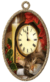 Middelgrote kerstanimatie - Hanger met daarop een klok die bijna twaalf uur aangeeft, een brandende witte kaars en een slapende kat