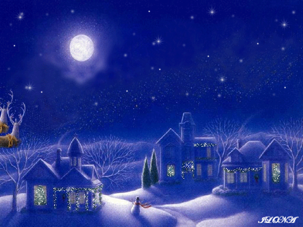Grote animatie van een rendier - De Kerstman vliegt met zijn arrenslee en rendieren bij volle maan over het dorp