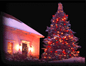 Kleine animatie van een kersthuis - Kerstboom met gekleurde kerstverlichting naast het besneeuwde huis