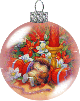 Kleine kerstanimatie van een kerstbal - Beertje temidden van kerstversiering en een rode kerstkaars