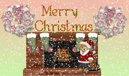 Grote animatie van een schoorsteen - Merry Christmas boven een open haard waar vier kerstsokken boven hangen en een beer als Kerstman en twee grote kerstkransen in de sneeuw