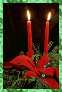 Middelgrote kerstmis animatie van een kerstkaars - Twee brandende rode kaarsen met een grote rode strik en kerstgroen