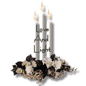 Middelgrote kerstmis animatie van een kerstkaars - Love And Light met drie brandende witte kaarsen met bloemen
