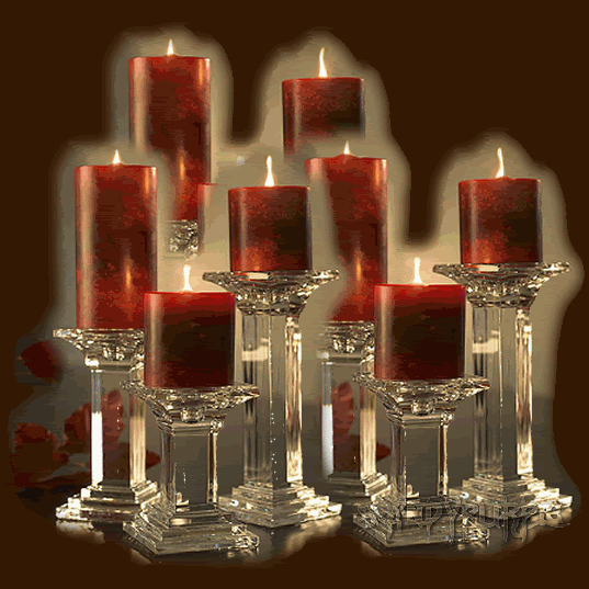 Grote kerstanimatie van een kerstkaars - Acht brandende rode kaarsen