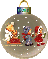 Kleine kerstanimatie van een kerstbal - Kerstbal met daarop twee kinderen met een slee met daarop een beer en een engeltje