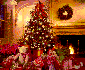 Middelgrote animatie van een schoorsteen - Grote kerstboom met kerstverlichting naast de open haard met daarboven een kerstkrans en voor de brandende open haard een grote verzameling kerstcadeaus