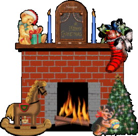 Middelgrote animatie van een schoorsteen - Brandende open haard met daarnaast een kerstboom en een hobbelpaard en op de schoorsteen staan twee brandende blauwe kaarsen en een beer