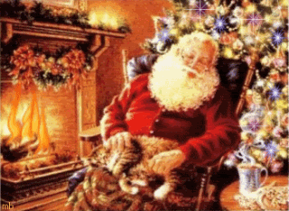 Middelgrote animatie van een schoorsteen - De Kerstman zit met de kat op schoot voor de brandende open haard met achter hem een rijk versierde kerstboom