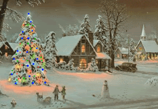 Middelgrote kerstanimatie van een kerstboom - Dorpje met huizen en een kerk in de sneeuw met een besneeuwde kerstboom met gekleurde twinkelverlichting