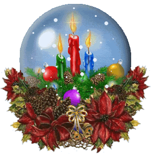 Middelgrote kerstmis animatie van een kerstkaars - Sneeuwglobe met drie brandende kaarsen en kerstballen in het kerstgroen