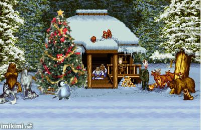 Grote kerstanimatie van een kersthuis - Rijk versierde kerstboom naast een huis met veel dieren in de sneeuw