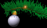 Mini animatie van een kerstbal - Witte kerstbal aan een sparrentak met twinkelverlichting