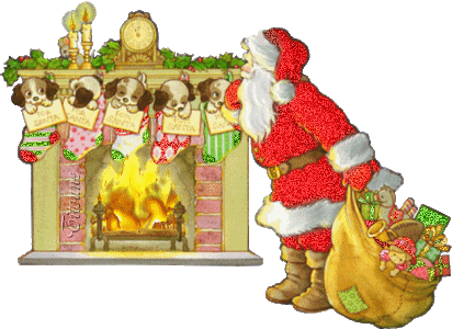 Grote animatie van een schoorsteen - De Kerstman staat met zijn zak met kerstcadeaus bij de open haard met aan de schouw vijf kerstsokken waar vijf hondjes in zitten