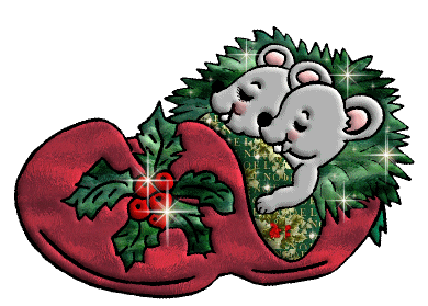 Grote kerstanimatie van een kerstdier - Twee muizen slapen in een klomp gedecoreerd met hulst en rode bessen