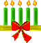 Mini kerstmis animatie van een kerstkaars - Vijf groene brandende kaarsen op een kandelaar met een rode strik