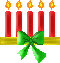 Mini kerstmis animatie van een kerstkaars - Vijf rode brandende kaarsen op een kandelaar met een rode strik