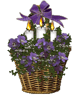 Kleine kerstanimatie van een kerstkaars - Drie brandende witte kaarsen in een mand met paarse bloemen en een paarse strik