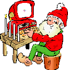 Kleine kerstanimatie van een kerstman - Elfje zit achter een rode computer met ernaast vier kaarsen waarvan er twee branden